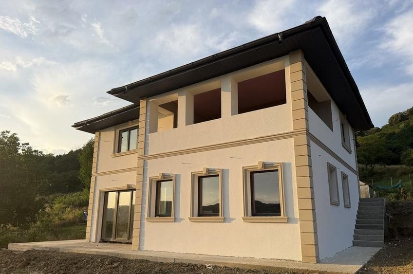 Casă cu 4 camere în Vlădesti