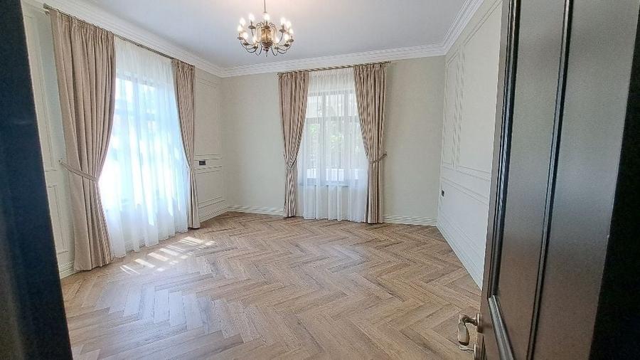 Casă individuală cu 5 camere cu Canalizare în Central