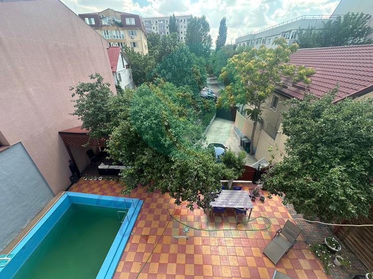 Casă individuală cu 11 camere cu Canalizare în Dristor