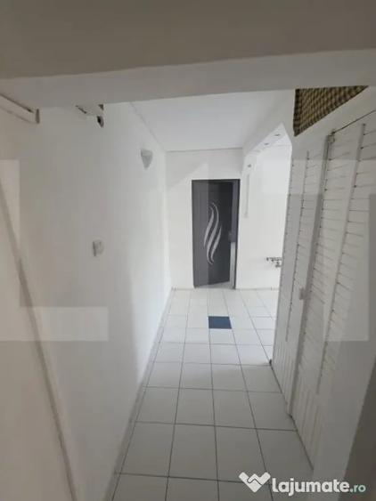 Apartament cu 3 camere semidecomandat în Ciucului
