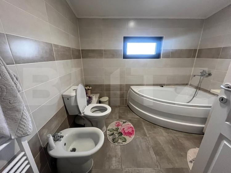 Casă individuală cu 4 camere cu Canalizare în Sud