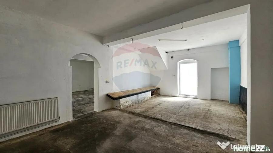 Casă cu 7 camere cu Teren 1151 Mp în Central