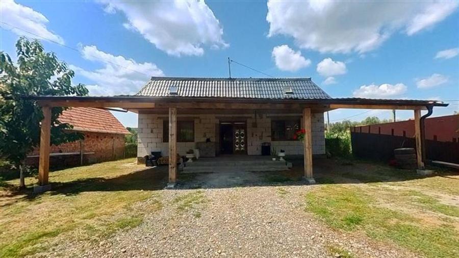 Casă individuală cu 2 camere cu Teren 719 Mp în Exterior Est