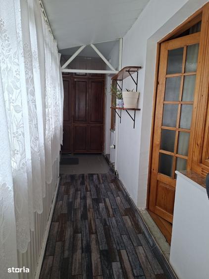 Apartament cu 3 camere decomandat în Craiovița Nouă