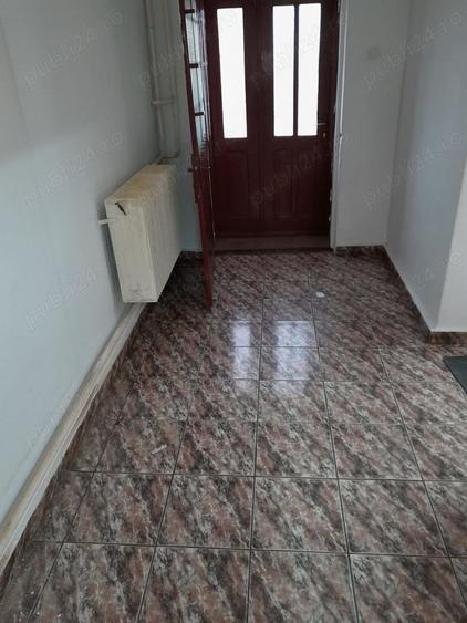 Casă cu 9 camere cu Teren 7500 Mp în Central