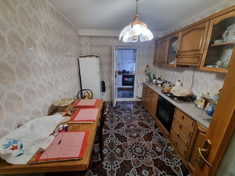 Apartament cu 4 camere decomandat, mobilat în Faleza Nord
