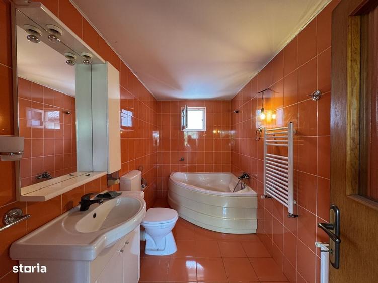 Casă cu 4 camere în Roșu
