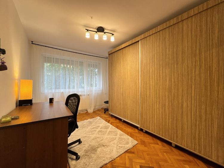 Apartament cu 3 camere decomandat, mobilat în Berceni
