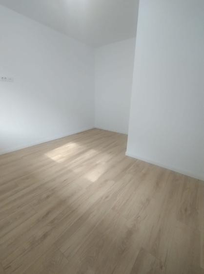 Apartament cu 3 camere decomandat în Malu Roșu