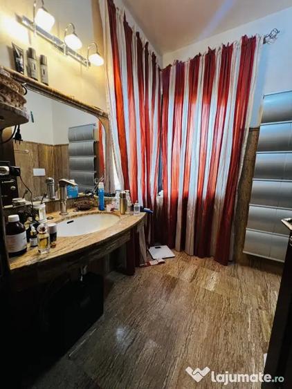 Casă cu 7 camere cu Teren 826 Mp în Dumbrăvița