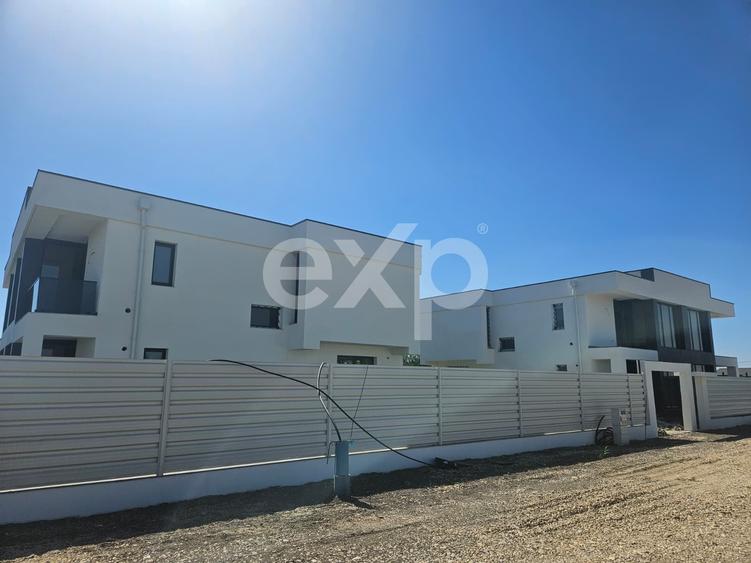 Duplex cu 4 camere cu Canalizare în 1 Decembrie