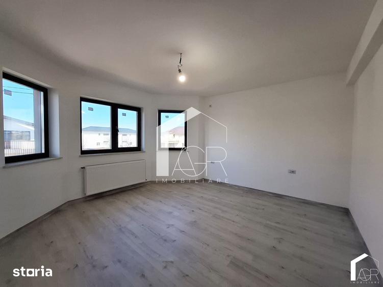 Casă cu 5 camere cu Teren 550 Mp în Păulești