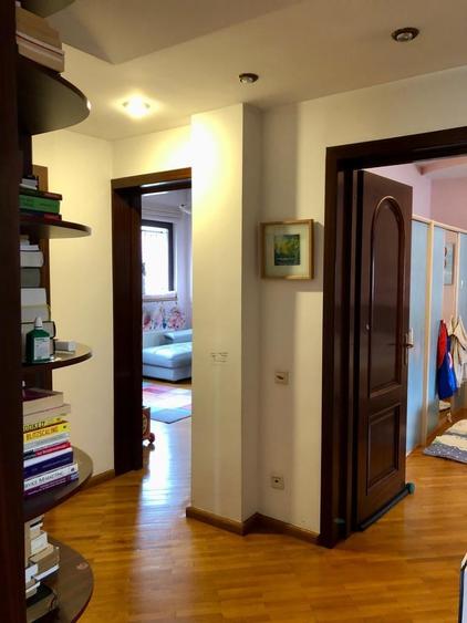 Casă cu 5 camere cu Canalizare în Vatra Luminoasă