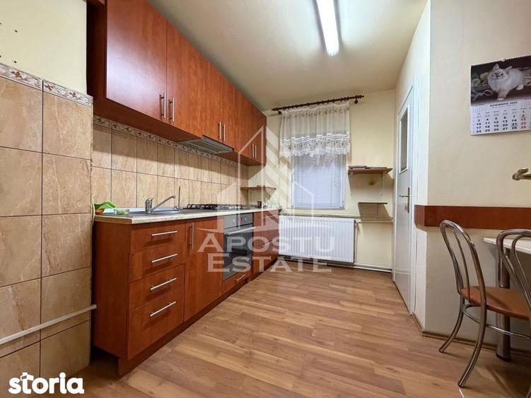 Apartament cu 3 camere decomandat, mobilat în Girocului