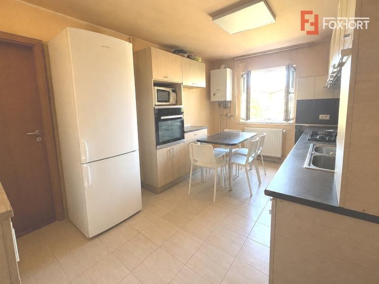 Apartament cu 3 camere semidecomandat, mobilat în Dâmbovița