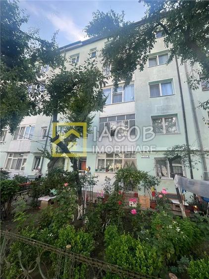 Apartament cu 3 camere semidecomandat în Milcov