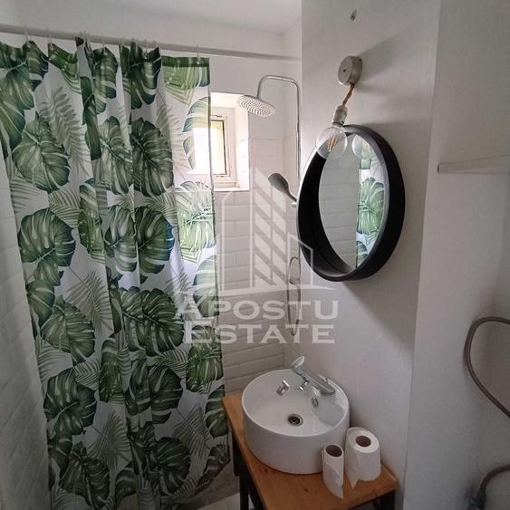 Apartament cu 3 camere semidecomandat, mobilat în Torontalului