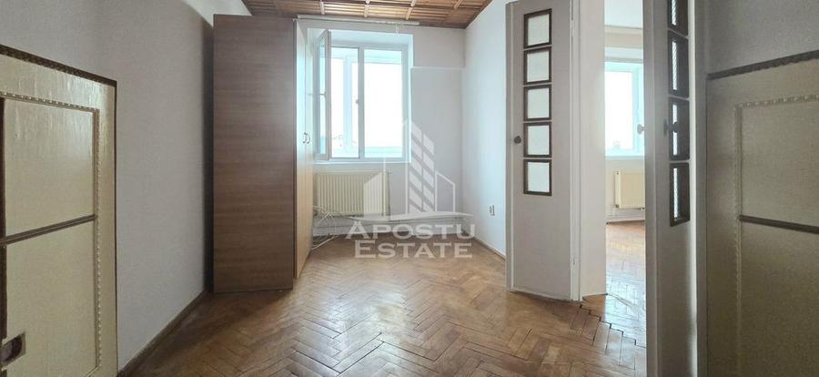 Apartament cu 4 camere semidecomandat în Aradului