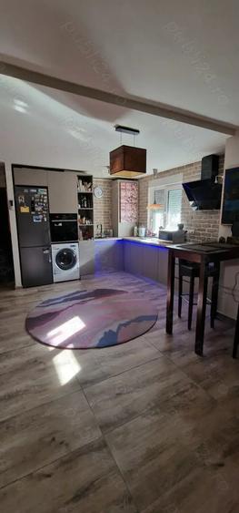Apartament cu 3 camere semidecomandat în 1 Mai