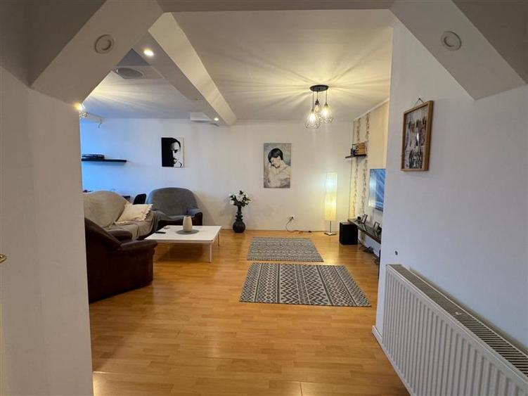 Duplex cu 4 camere cu Piscina în Titan