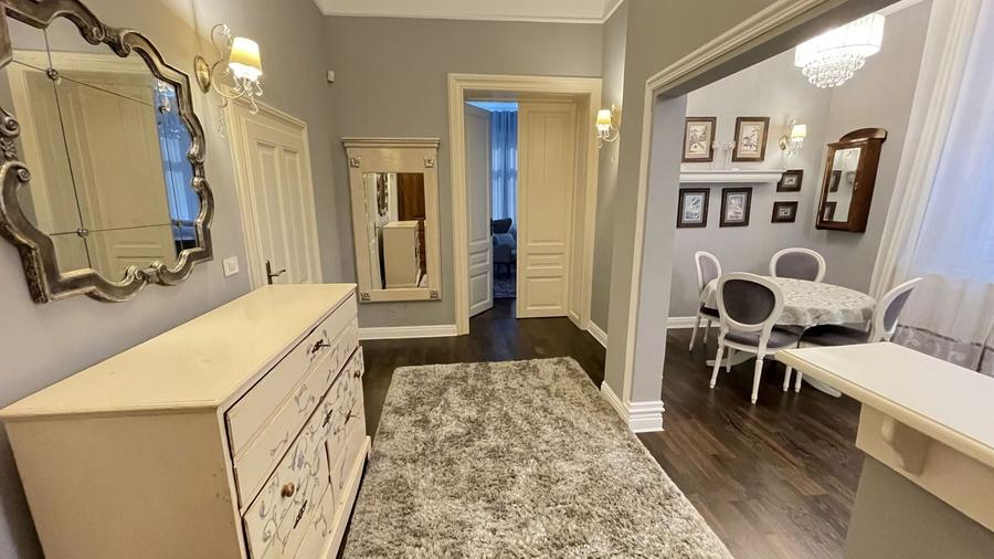 Apartament cu 3 camere semidecomandat, mobilat în Neptun