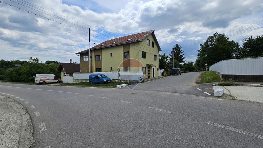 Casă individuală cu 9 camere cu Teren 900 Mp în Central