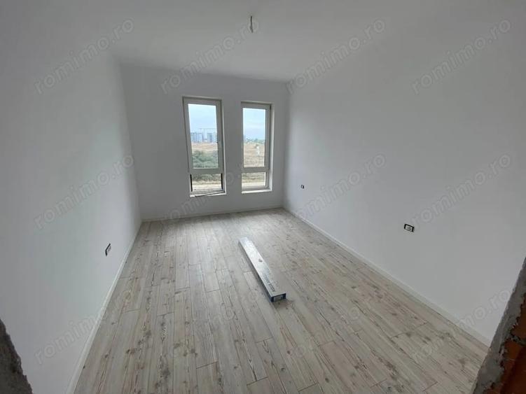 Apartament cu 3 camere semidecomandat în Giroc