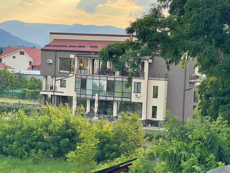 Casă cu 12 camere cu Piscina în Alexandru cel Bun