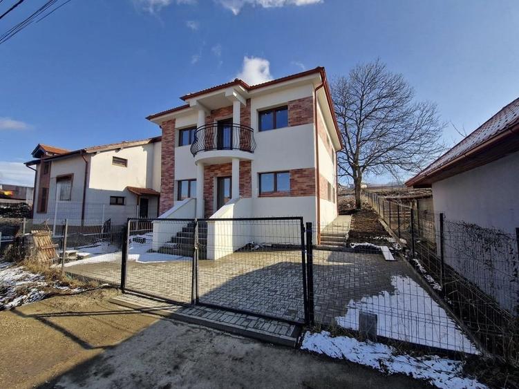 Casă individuală cu 4 camere cu Canalizare în Dezmir