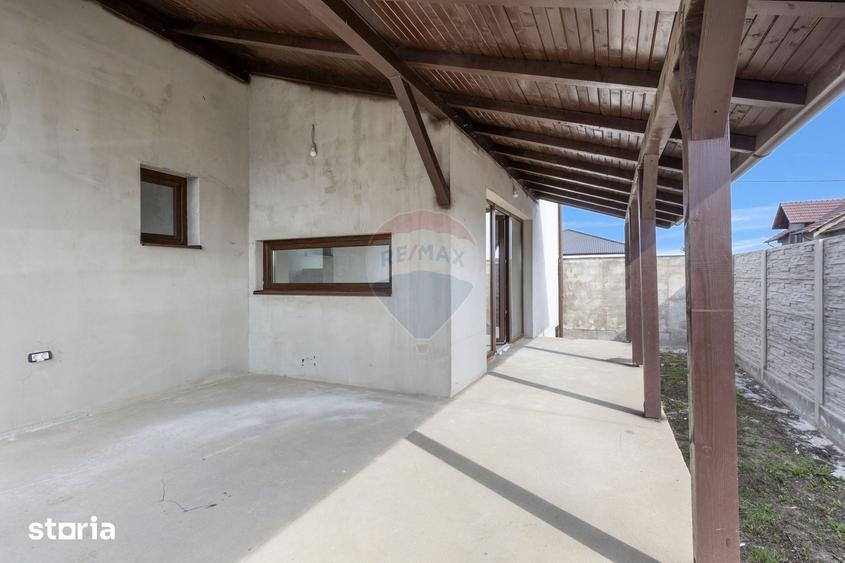 Casă cu 7 camere cu Teren 437 Mp în Livada