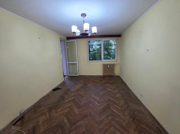 Apartament cu 4 camere semidecomandat în Titan
