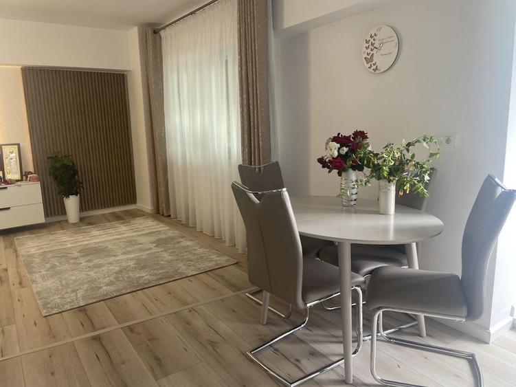 Apartament cu 4 camere decomandat în Central