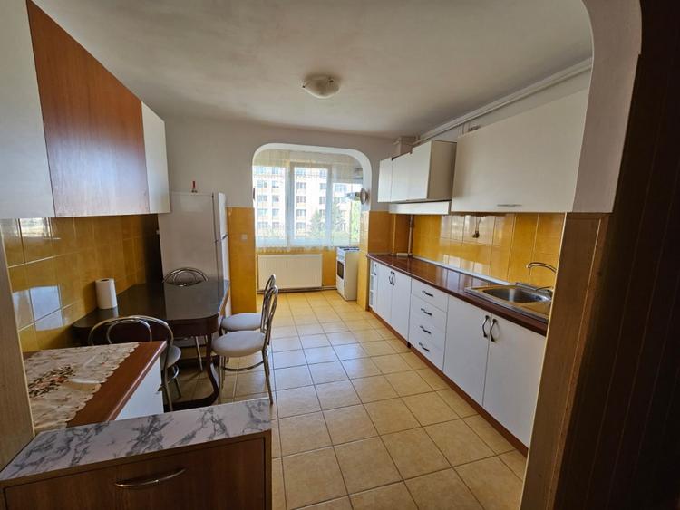 Apartament cu 3 camere decomandat, mobilat în Centrul Civic