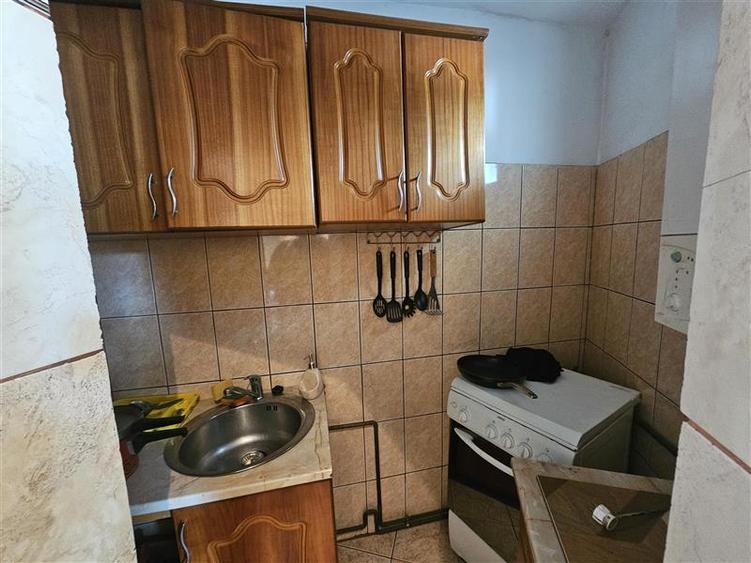Apartament cu 3 camere semidecomandat, mobilat în Micro II