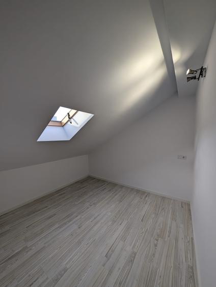 Apartament cu 4 camere semidecomandat în Florești