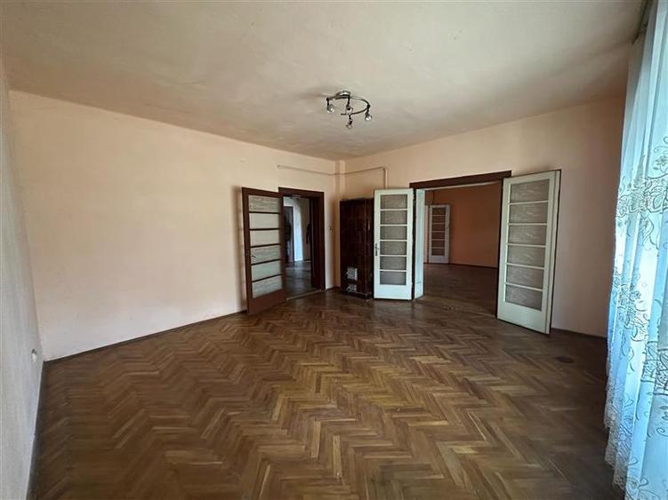 Casă individuală cu 6 camere cu Canalizare în Est