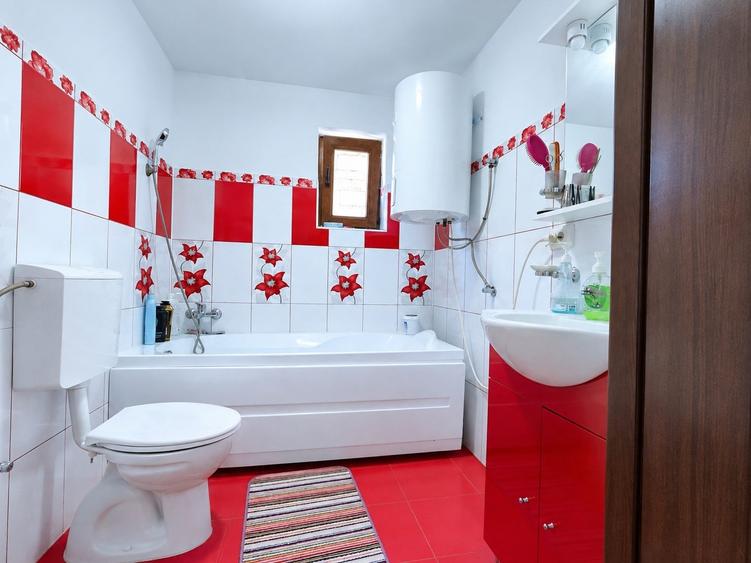 Casă individuală cu 5 camere cu Teren 2002 Mp în Central