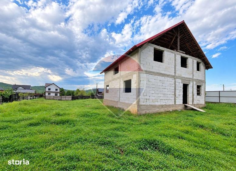 Casă cu 4 camere în Petricica