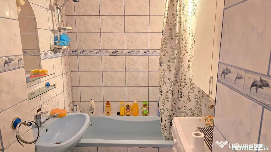 Apartament cu 3 camere semidecomandat în Micro 15
