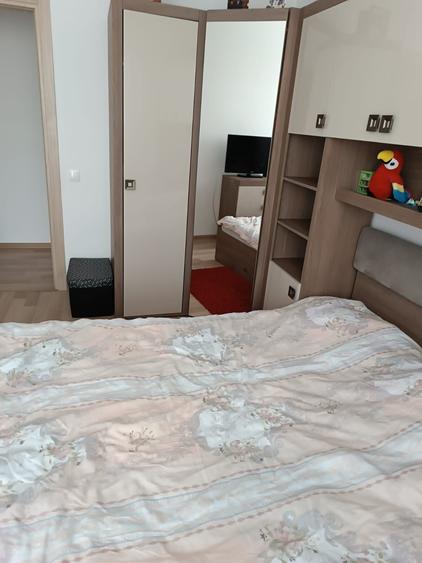 Apartament cu 3 camere decomandat în Roșu
