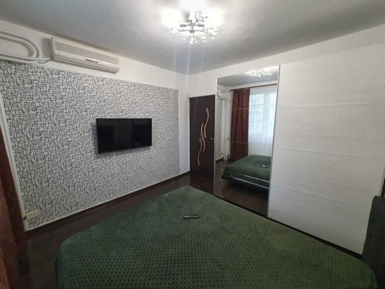 Apartament cu 3 camere semidecomandat în Tineretului