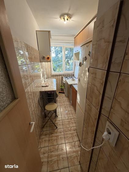 Apartament cu 3 camere semidecomandat în Craiovița Nouă