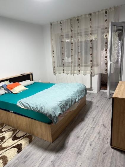 Apartament cu 3 camere semidecomandat, mobilat în Micro 15