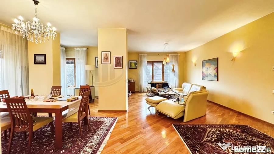 Apartament cu 5 camere semidecomandat în Capitale