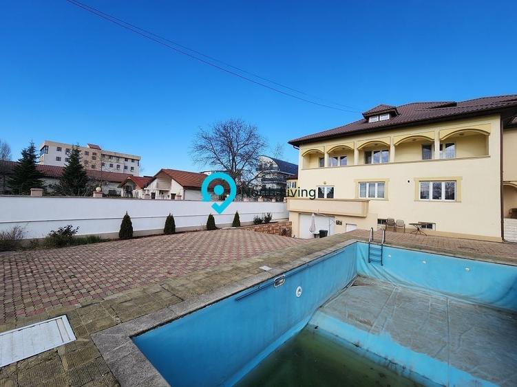 Casă individuală cu 15 camere cu Piscina în Central