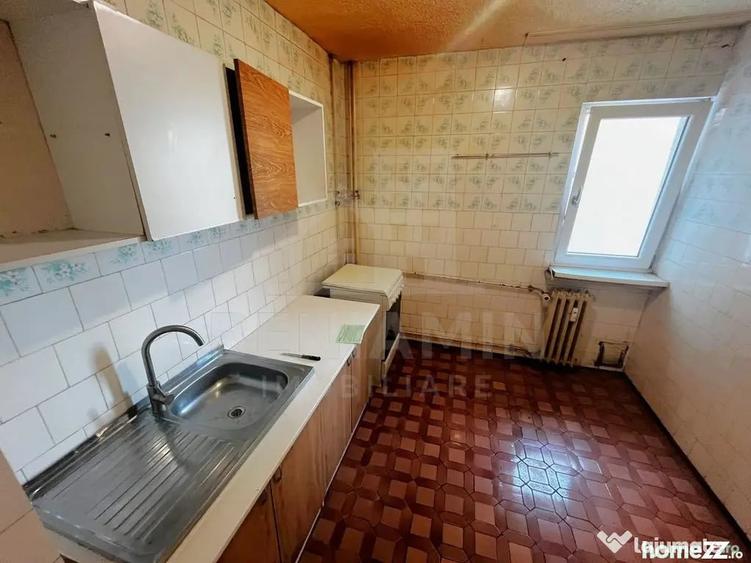 Apartament cu 4 camere semidecomandat în Calea București