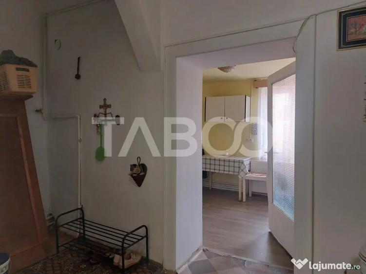 Apartament cu 3 camere semidecomandat în Central