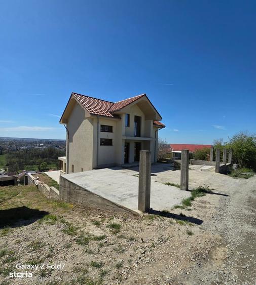 Casă cu 5 camere cu Teren 500 Mp în Podgoria