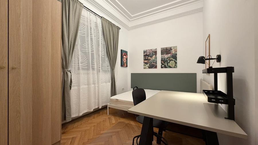 Apartament cu 5 camere decomandat în P-ța Victoriei