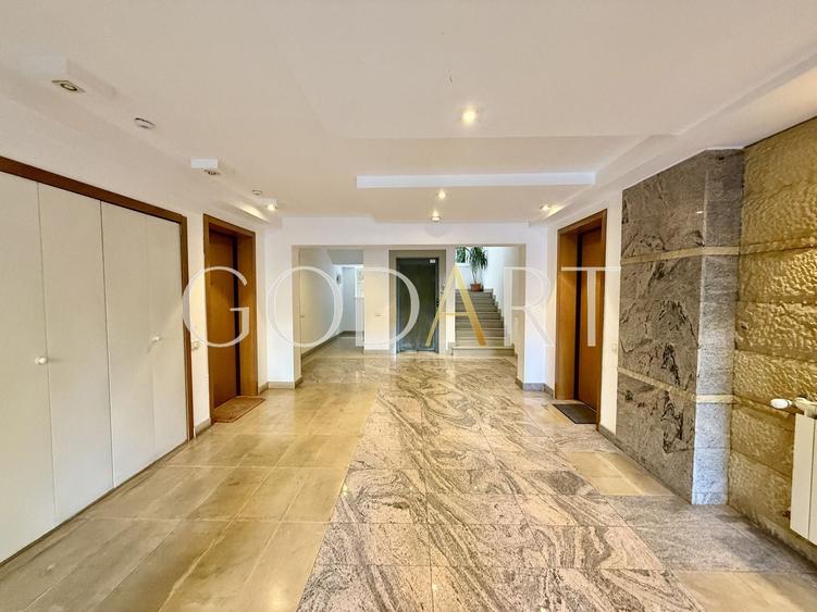 Apartament cu 5 camere semidecomandat în Primăverii
